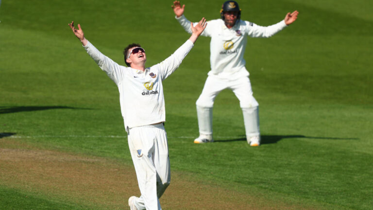 Carson and Robinson Shine as Sussex Regret Missed Opportunities Against Leicestershire