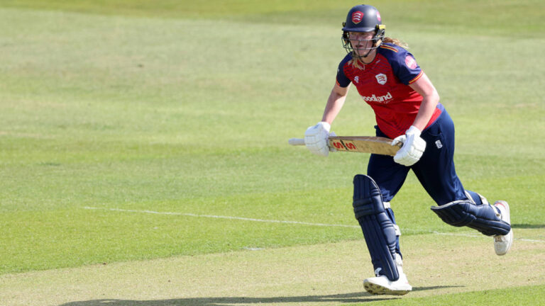 Scrivens and Macleod keep Essex rolling in Vitality Blast