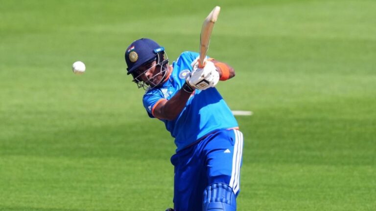 India opt to bat against Pakistan and pick Fulmali over Bhatia